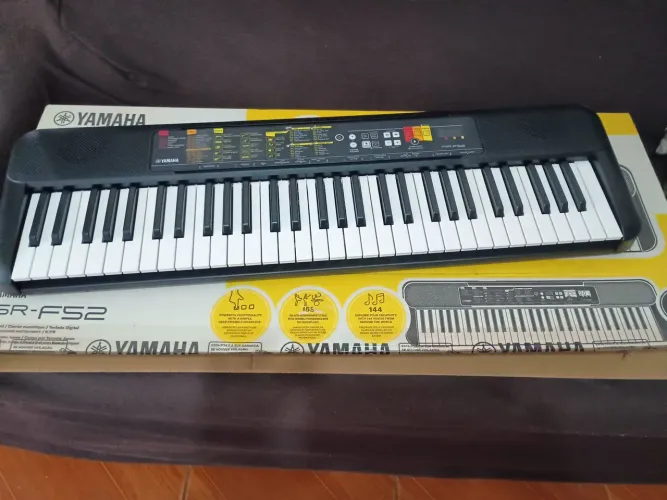 Vendo teclado Yamaha psr-f52 com suporte em x, pouquíssimo tempo de uso, ótimo estado.