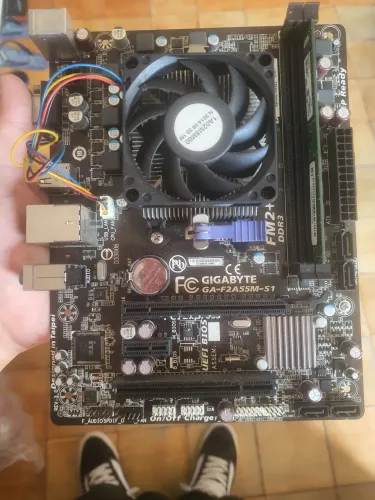 Placa mãe Gigabyte