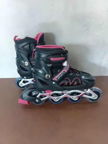 Patins roller row infantil rosa com preto regulável.