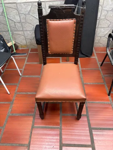 Mesa antiga de madeira com 6 cadeiras