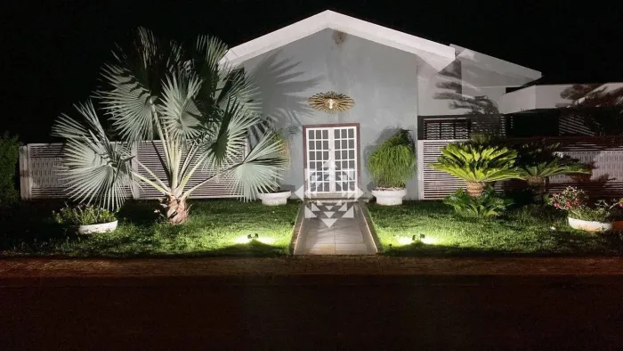 Casa de alto padrão com 4 suítes e piscina em Luzimangues