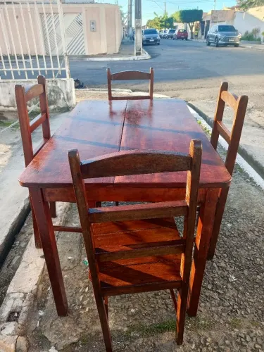 Vendo mesa madeira 4 cadeiras semi nova