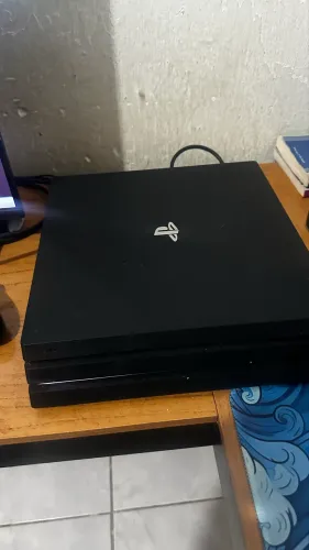 PS4 Pro novinho com 2 controles
