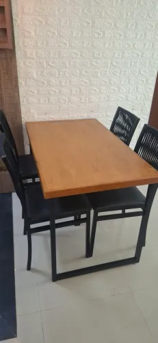 Mesa de ferro com 4 cadeiras