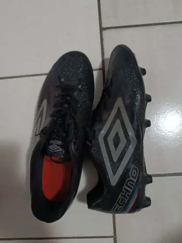 Chuteira Umbro para campo tamanho 43