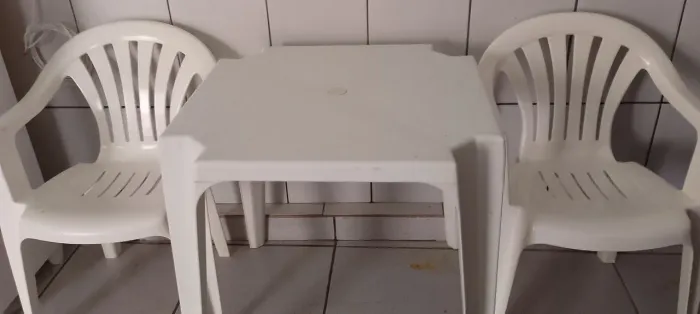 VENDO 1 MESA 2 CADEIRA 