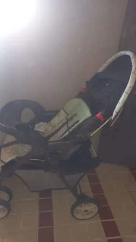 Carrinho de bebê usado pouca vez