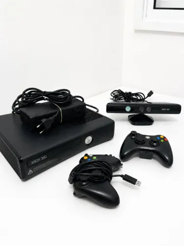 XBox 360 Slim + Kinect + jogos