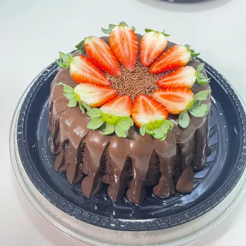 Bolo de chocolate com morango frescos ?