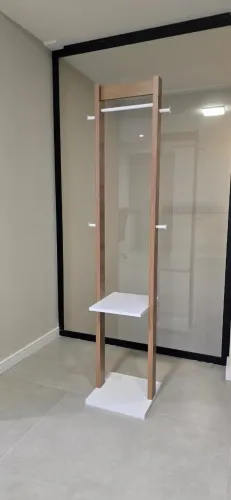 Cabideiro de chão cor branco com amêndoa