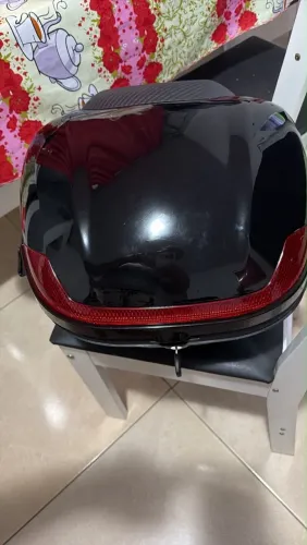 Vende-se um baú para moto novo.