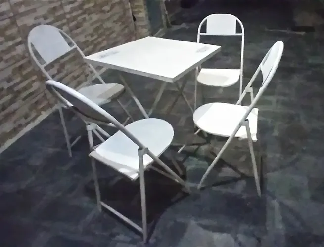 Mesa de ferro com 4 cadeiras cor branco