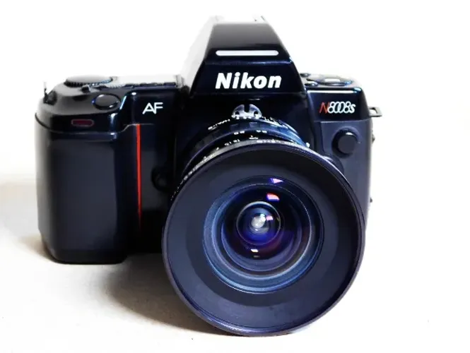 Câmera analógica Nikon N8008s