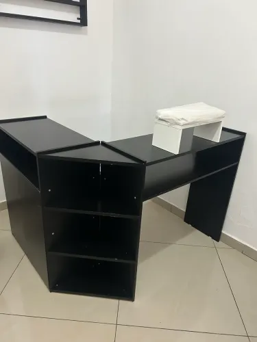 Mesa em L com armário com marcas de uso