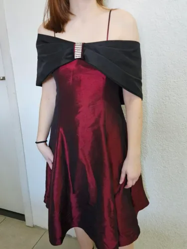Vestido de festa midi bordô
