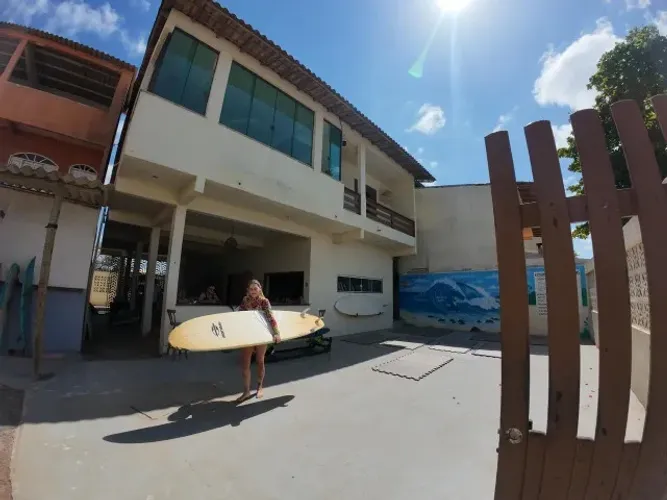 Vendo Surfclub pés na areia com hospedagem funcionando