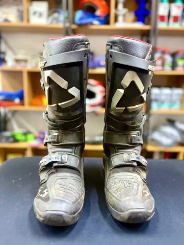 Bota Leatt 5.5 FlexLock Preta/Cinza tamanho 10(41/42)
