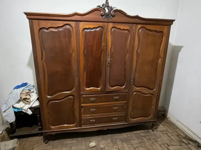 Guarda-roupa de madeira maciça provençal