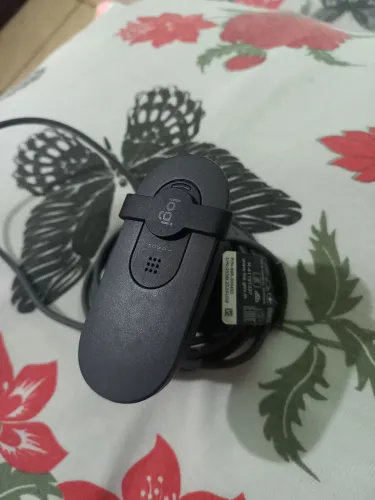 Webcam da linha logitech Brio 100/105 com resolução full hd  1080p e protetor de priva