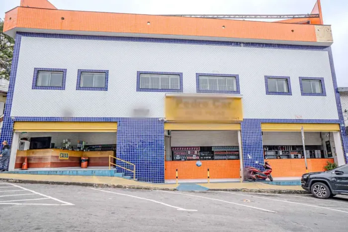 Prédio comercial na Avenida Marechal Tito, 2250 m²