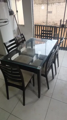 Mesa de jantar com tampo de vidro + 6 cadeiras - R$ 600