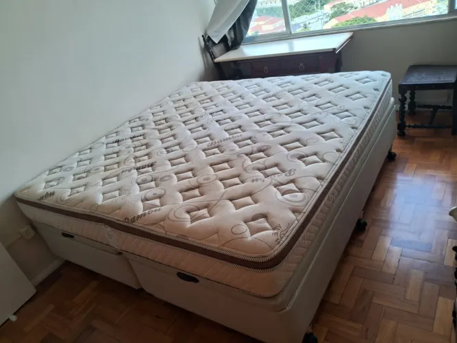 Cama box baú king size mais colchão eurocolchões 203 x 193 X 67 cm, com rodinhas
