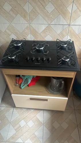 Bancada já com o fugão fogão cooktop