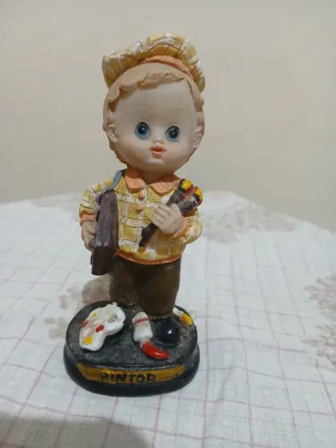 Menino pintor ( bibelô de resina)