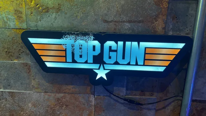 LUMINOSO TOPGUN 30CM - MDF, ACRÍLICO E LED | PARA PESSOAS EXIGENTES