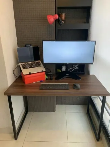 Mesa de escritório tampo amadeirado e pés de metal preto