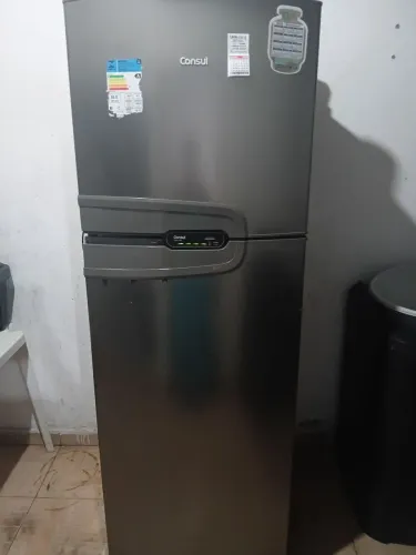 Vendo uma geladeira com defeito