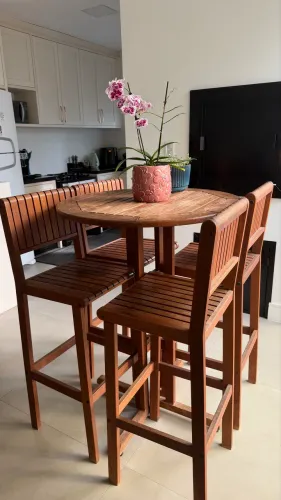 Mesa de madeira com 4 cadeiras
