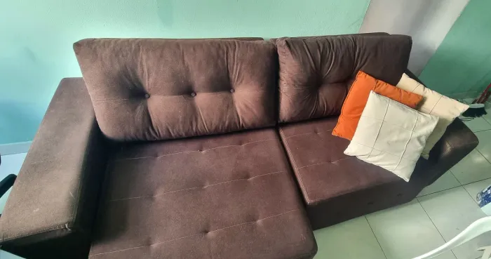 Vendo sofá retrátil, medindo 2metros e 30 centímetros. Contendo duas almofadas removível.