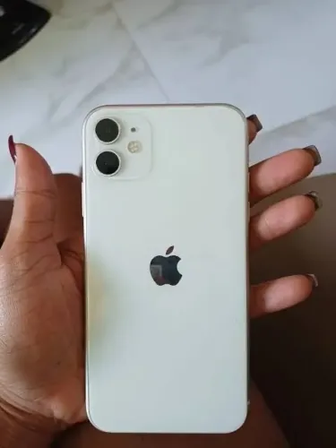 iPhone 11 branco 64g LER A LEGENDA