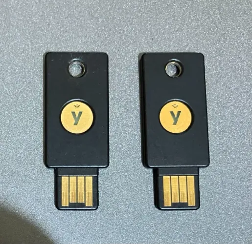 Kit Chave de Segurança Yubikey FIDO2 - Yubikey 5 USB NFC + Yubikey Security Key NFC