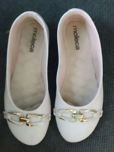 Sapato moleca número 35 lacinho dourado de baixo
