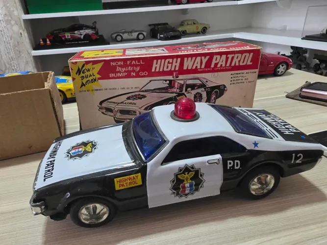 Brinquedo antigo policia high way patrol japonês vintage com caixa