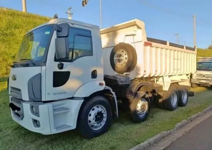 Ford Cargo 2429 8x2 2013 caçamba