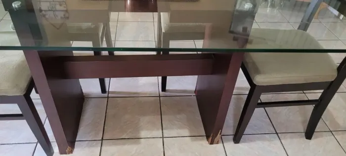 Mesa de Madeira em Vidro