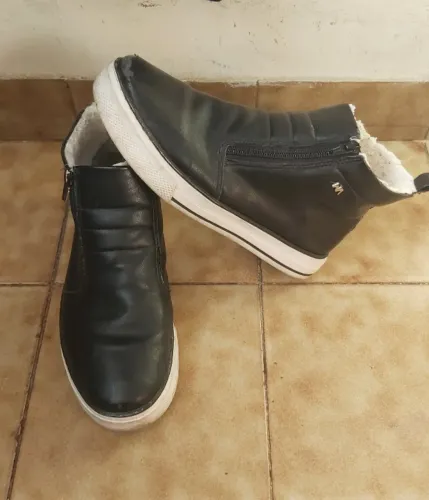 Bota com pelo via marte 38