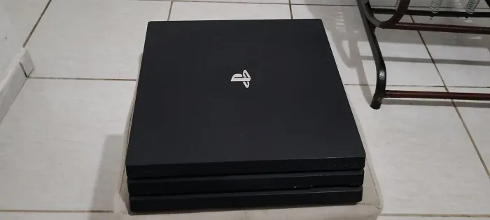 Ps4 Pro 1Tb vem com 3 jogos é Controle é cabos de tudo