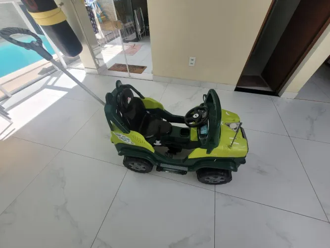 Carrinho de passeio com pedal