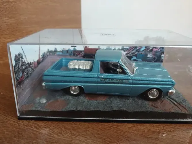 Miniatura de carro coleção James Bond 1/43