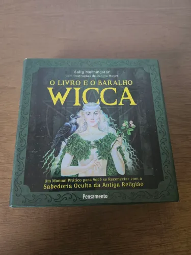 O livro e baralho Wicca