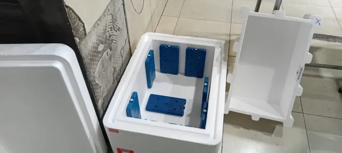 Vendo essa linda e tipo caixa de isopor 2em1 com essa bosa térmica qe super conserva 125LT