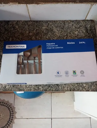 Este é um faqueiro da Tramontina contendo 24 peças