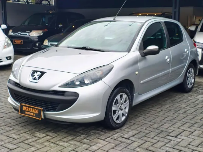 Peugeot 207 XR 1.4 Flex 8V 5P 2010