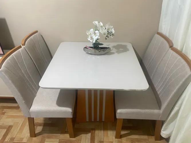 Mesa de Jantar com 4 Cadeiras - Ótimo Estado