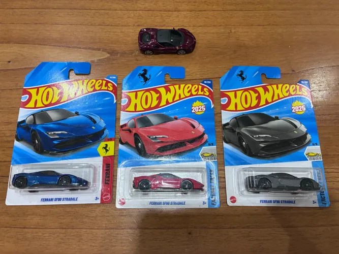 Hot Wheels Ferrari SF90 Stradale Vermelha, Cinza, Azul (Blister Lacrados) e Vinho (Pack 5)