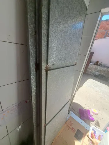 Porta de aço em ótimo estado